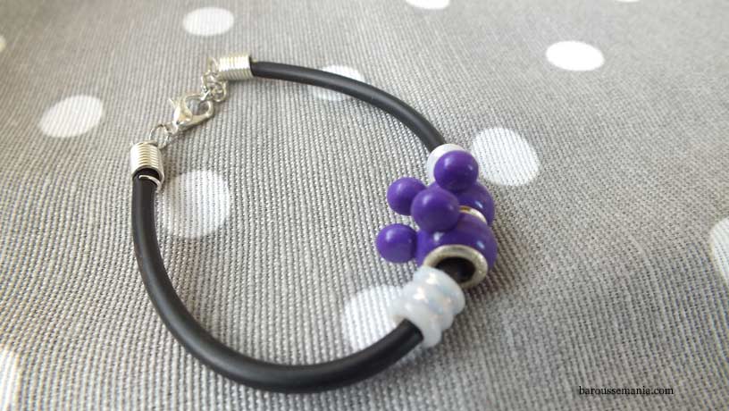 Bracelet fil souple noir perle oreille mickey violet